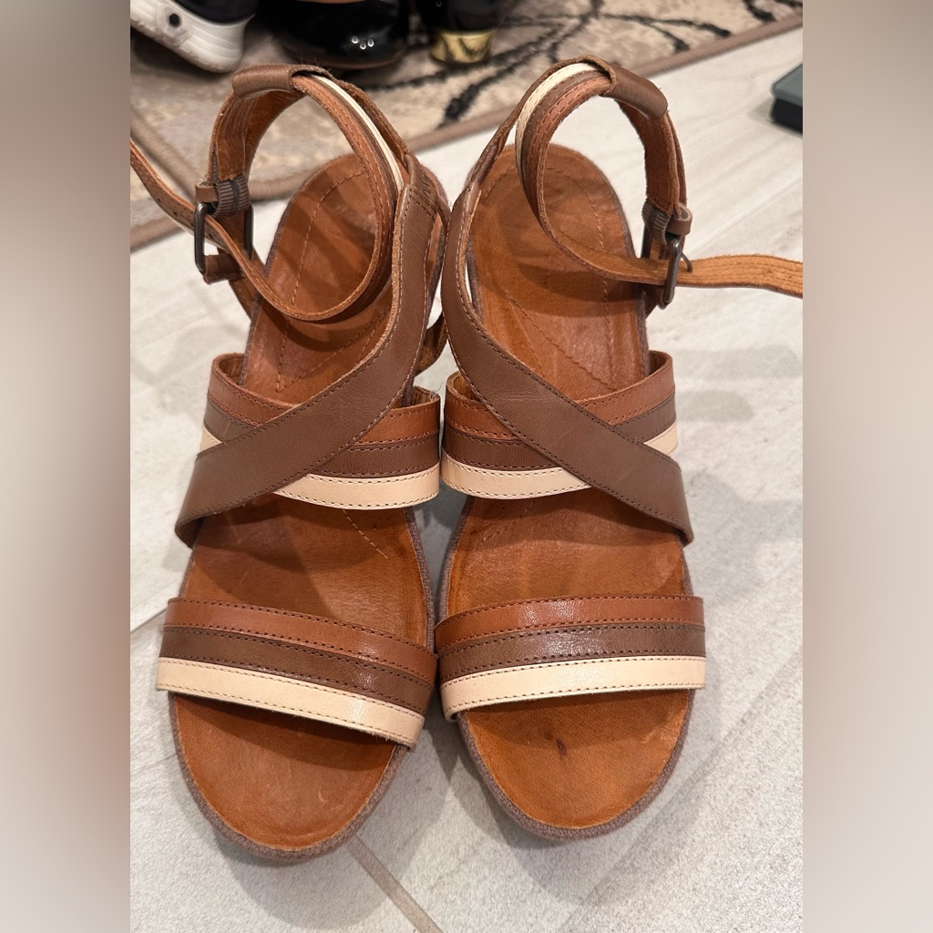 Naya Tri Color Tan/Cream/Brown Strappy Wooden Sandals, Size 8.5 N